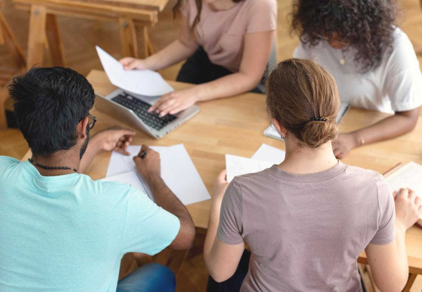 Finanzanalyse-Team bei der Arbeit mit Industriekunden